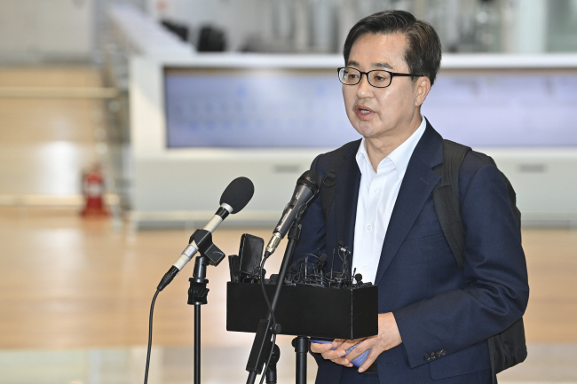 김동연 경기지사가 9일 오전 인천국제공항 제2터미널 출국장에서 미국 출장길에 나서기 전 대선 출마 선언을 하고 있다. 백동현 기자