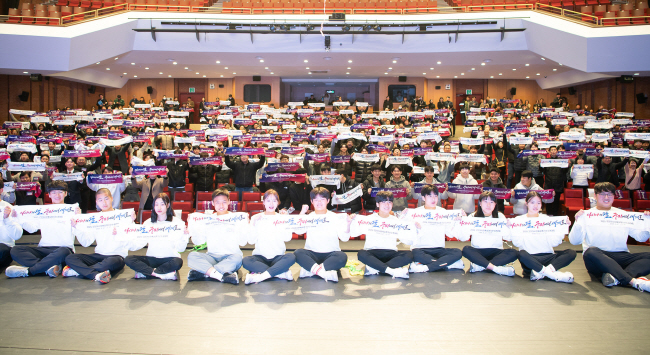 경북 구미시가 지난 2월 육상 꿈나무들과 함께 구미문화예술회관 대공연장에서 ‘2025 구미아시아육상경기선수권대회’의 성공적인 개최를 위한 퍼포먼스를 진행하고 있다. 구미시청 제공