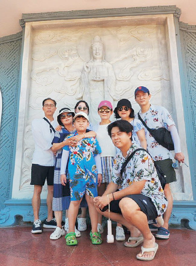 세상에서 제일 귀엽고 열정적인 74세 어여쁜 우리 엄마(왼쪽 두 번째), 그리고 엄마의 영원한 팬 우리 가족.