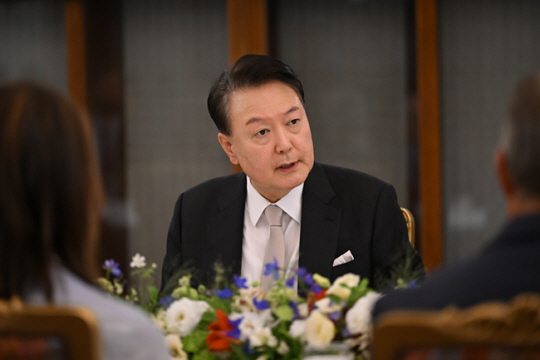 "파면당한 尹이 관저서 만찬? 예산 썼다면 횡령"