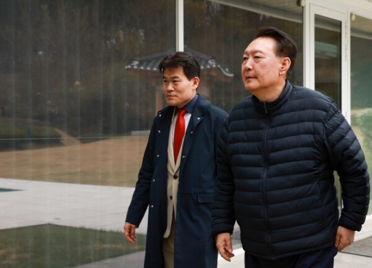 尹, 11일 오후 5시 관저 퇴거…“대통령실 수석급 참모 등 관저 찾을 것”