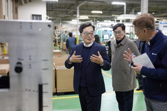 김동연(왼쪽) 경기지사가 9일(현지 시간) 미국 디트로이트에 자리한 미국 진출 자동차 부품기업인 광진아메리카 생산시설을 방문해 직원으로부터 공정에 대한 설명을 듣고 있다. 경기도청 제공
