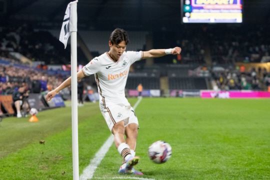 엄지성, 2경기 연속 공격포인트…스완지도 3-0 승리
