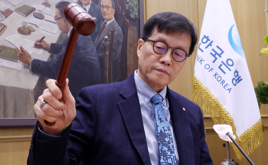 한은, 5연속 금리 동결… 결정문서 ‘향후 인하 가능성’ 삭제