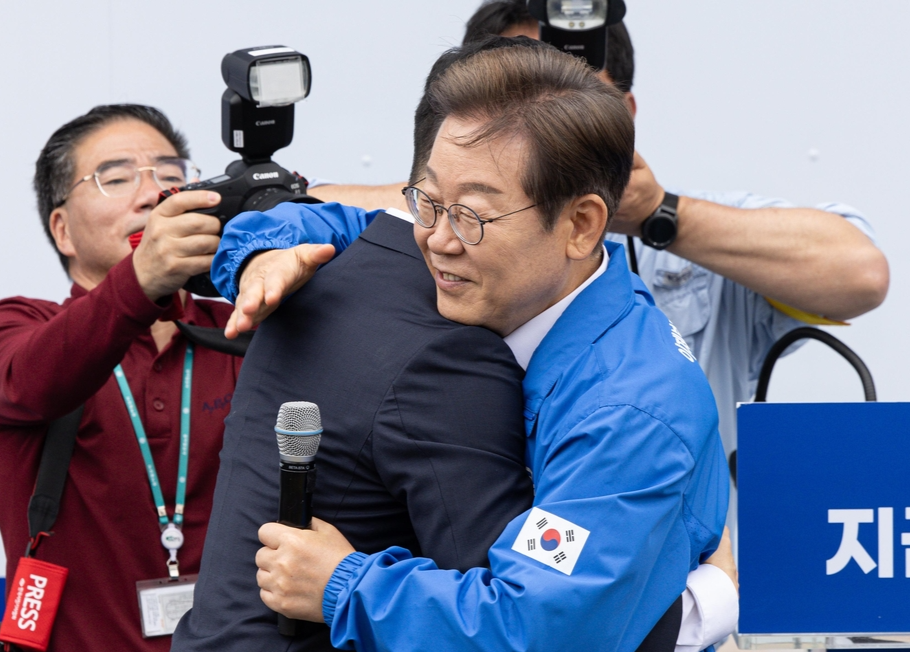 [속보]이재명 품에 안긴 김상욱 “이재명, 대통령 되도록 최선 다할 것”