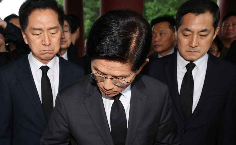 김문수, 광주교도소 같은 독방 수감 박관현 열사 묘역서 눈물