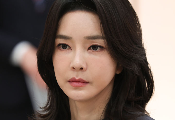 김건희 비서, 샤넬 교환에 본인 카드로 85만원 추가결제…“건진이 차액 보전”