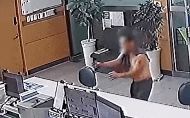웃옷 벗고 비틀거리며 지구대 찾은 남성, 알고 보니…(영상)