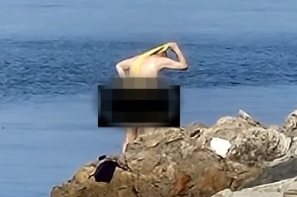 부산 다대포서 알몸 목욕 남성…노란 때타월로 벅벅