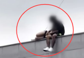 고층 난간서 애정행각 커플… “바람 쐬려고” 