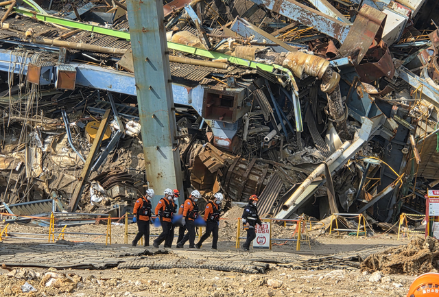 손으로 땅 파며 구조 “매몰자 저체온증 우려… 골든타임 72시간”