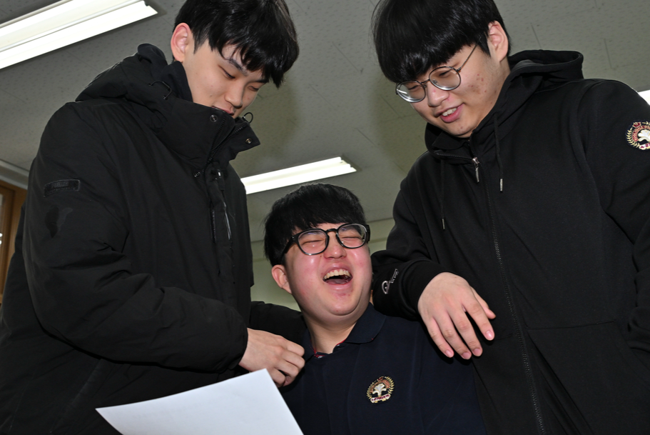 역대급 불수능 이겨낸 ‘일반고의 기적’… 만점 5명 중 3명 배출