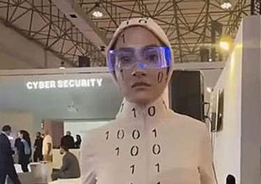 ‘어쩐지 진짜같더라’…첨단 휴머노이드 로봇, 알고보니 진짜 사람이었다? 의혹 불거진 이란