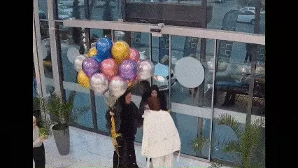 ‘아찔한 생일축하’… 스파클러 폭죽 받아든 순간 ‘펑’(영상)