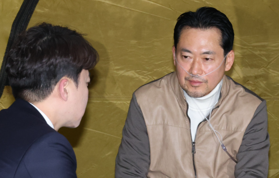 산소발생기 낀 장동혁·귀국날 달려온 이준석… “쌍특검 공동투쟁안 마련”