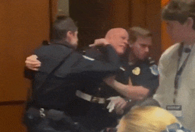 네이비씰 출신 상원의원, ‘전쟁 항의’ 전직 해병대원 끌어내다 팔 부러뜨려 논란 (영상)