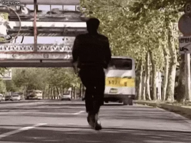 “나도 국장 탈래” 놓친 버스가 ‘쾅’…하락장 밈 반응 폭발