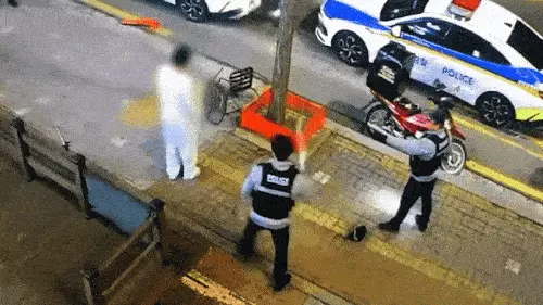 흉기 위협 190cm 남성, ‘테이저건’ 맞고도 꿈쩍안해… 경찰 4명이 둘러싸 검거[영상]