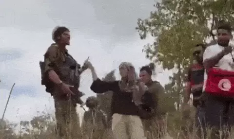 [학대]이 보이며 웃는 이스라엘 군인, 떠는 女…伊잡지 사진에 전세계 ‘경악’