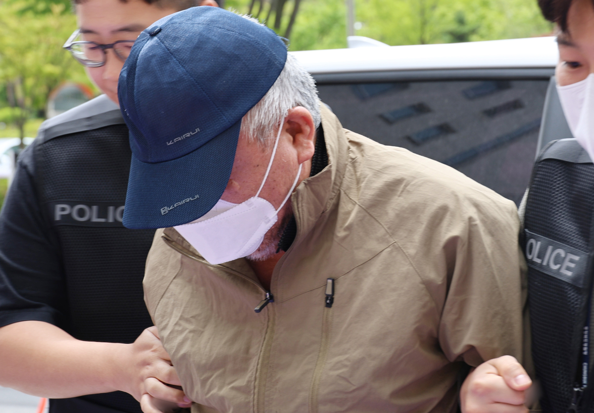 “노래방 지하에 범인 있어요” 흉기에 찔린 피해자 말에도 철수한 경찰