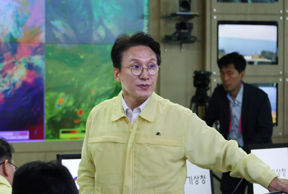 金총리, 정청래 비판글 ‘좋아요’ 논란… “비정상적 페북 중단”