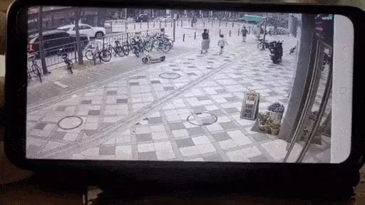 세종서 인도로 돌진한 버스… “엄마의 순발력이 아이를 살렸다”
