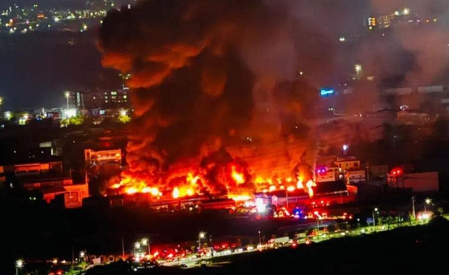 ‘14개 건물이 다 탔다’…파주 전자제품 창고서 큰 불
