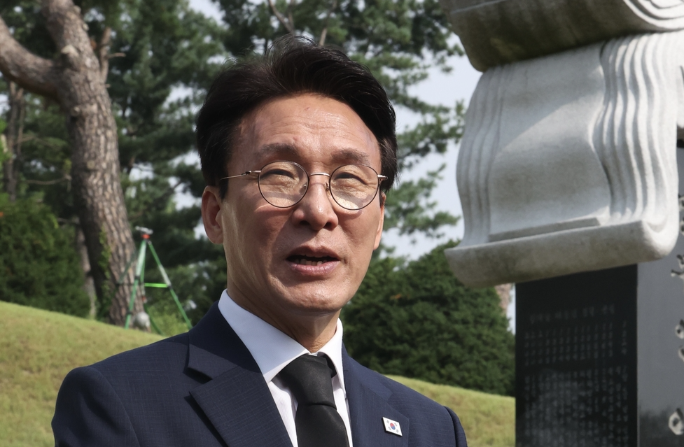 “상처입은 노무현과 노사모에 깊이 사과”…DJ·盧 묘역 참배한 김민석