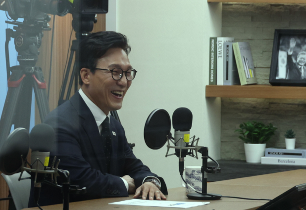[속보]‘수첩 메모’ 노출된 김민석 “MS는 내 이름…서울시장 나가겠다는 건 아냐”