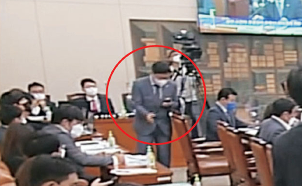 “김승원, 국감 내내 청탁전화”… 2시간 동안 9번 문자·통화하며 ‘들락날락’