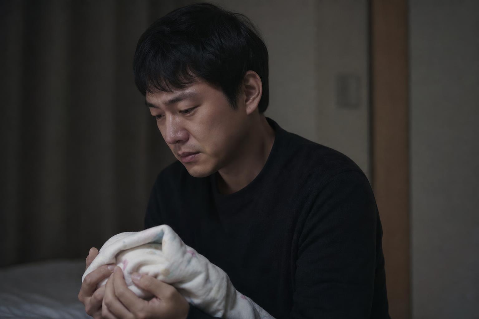 “놀이터서 담배 피우지 마세요” 한마디에…21개월 아기 안은 아빠 쫓아가 폭행
