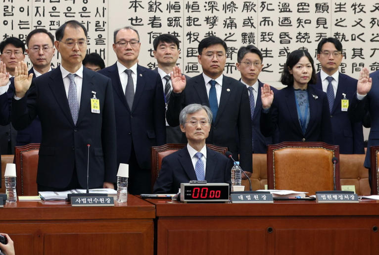 국감 첫날 ‘조희대 충돌’ 난장판… 與 “선서·답변하라”- 野 “체포·감금행위”[2026 국정감사]