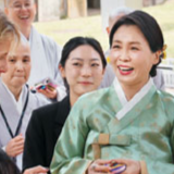 통했다! 맞춤형 선물외교… 반했다! 김혜경 여사 한복 내조