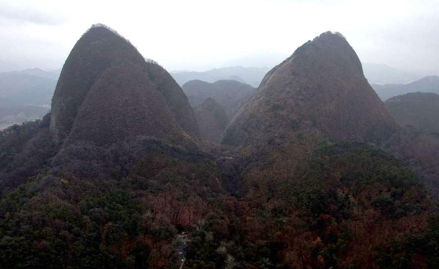 말 귀처럼 ‘쫑긋’ 솟은 봉우리…  병오년 힘찬 질주를 기원하다