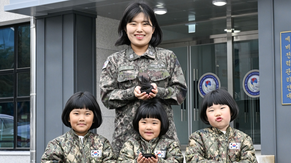“소아암 환자 위해”… 세쌍둥이 딸들과 모발 기부한 여군