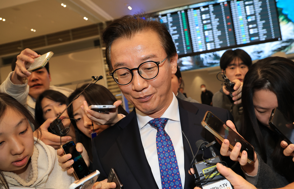 ‘통일교 블랙홀’ 빠져드는 여권… 전재수 “돈 안받았다”면서 귀국즉시 사의